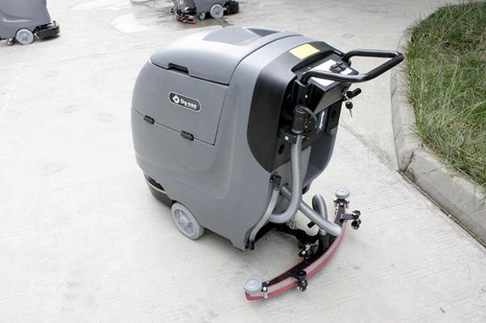 Άσπρη ξηρότερη μηχανή τριφτών πατωμάτων που τρέχει παράλληλα με το πρόσθετο σύστημα πίεσης 0