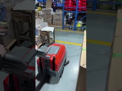 Το συμπαγές καθαριστήρα δαπέδων Dycon περνά εύκολα μέσα από τους στενούς διαδρόμους